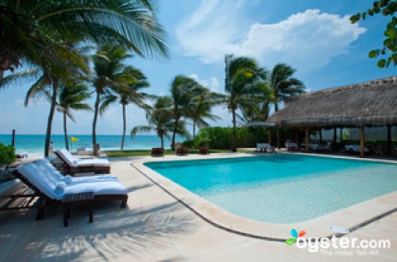 Riviera Maya pool with Sunbed