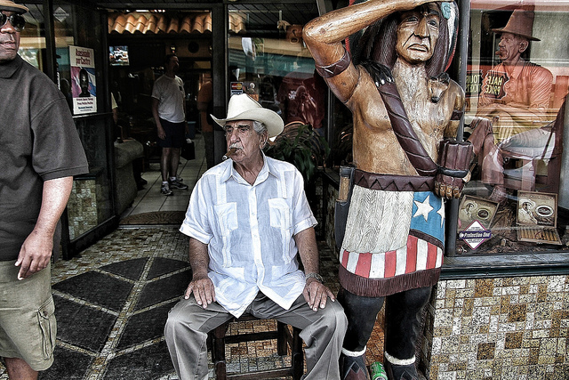 Pedro Bello, fumando um dos charutos que fabrica. Uma lenda na Calle Ocho. Photo credit: Ivan Gonzalez via Flickr