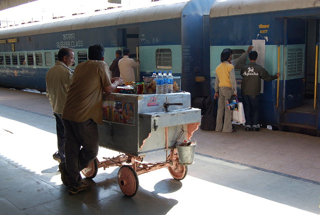  Vendors on the platform. Courtesy of Bahnfrend/Wikimedia. 