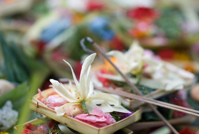 Balinese offering; Image courtesy of Simon Monk/Flickr