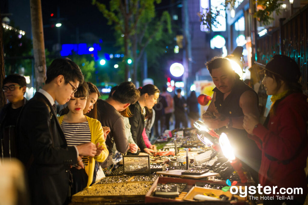 Night markets in Seoul/Oyster