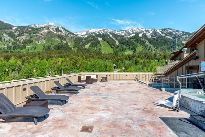A banheira de hidromassagem no terraço do Teton Mountain Lodge & Spa - A Noble House Resort / Oyster
