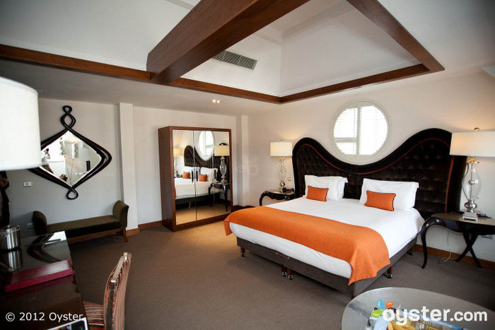 Les chambres élégantes disposent d'une tête de lit audacieuse, d'une télévision à écran plat et d'un minibar bien approvisionné.
