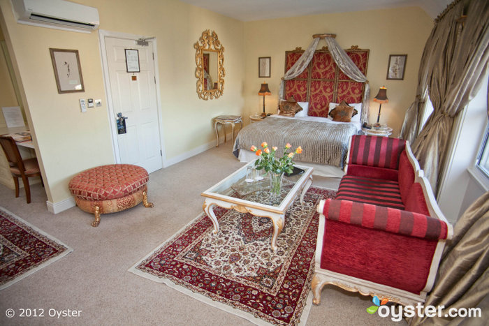 Des thèmes orientaux et marocains dominent le décor de la chambre.
