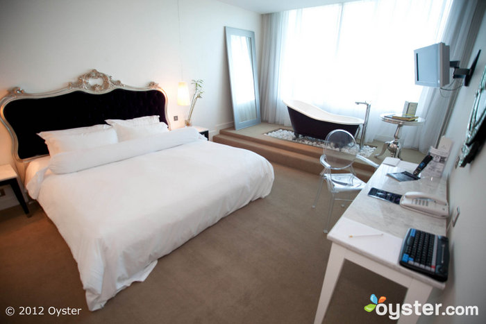 Die minimalistischen Zimmer sind mit modernen Möbeln und High-Tech-Annehmlichkeiten ausgestattet.
