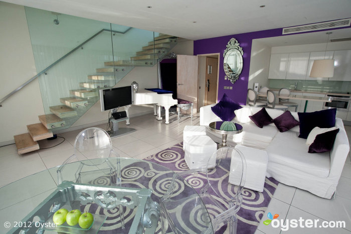 La suite Penthouse tiene un gran balcón con vistas a la ciudad y es un lugar popular para fiestas.