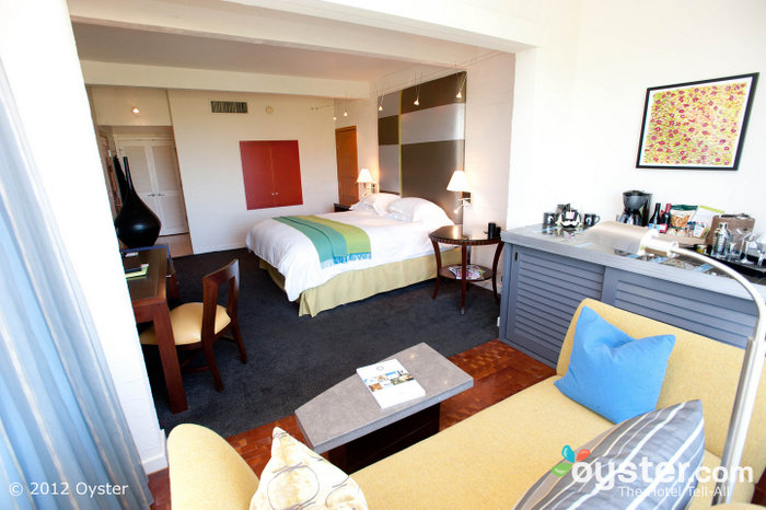 Las habitaciones Swank cuentan con baños de mármol travertino, excelentes camas y baños de sal fresca.