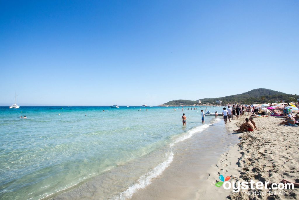 As praias de Ibiza, como Playa d'en Bossa, são lindas.