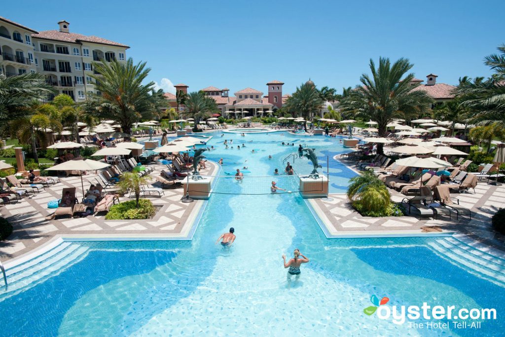 A piscina de vila italiana nas praias Turks e Caicos Resort Villages e Spa / Oyster