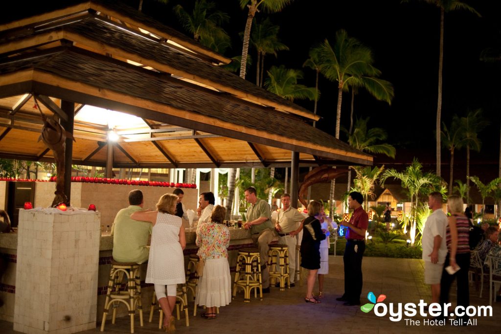 Plaza Bar no Majestic Elegance Punta Cana / Oyster